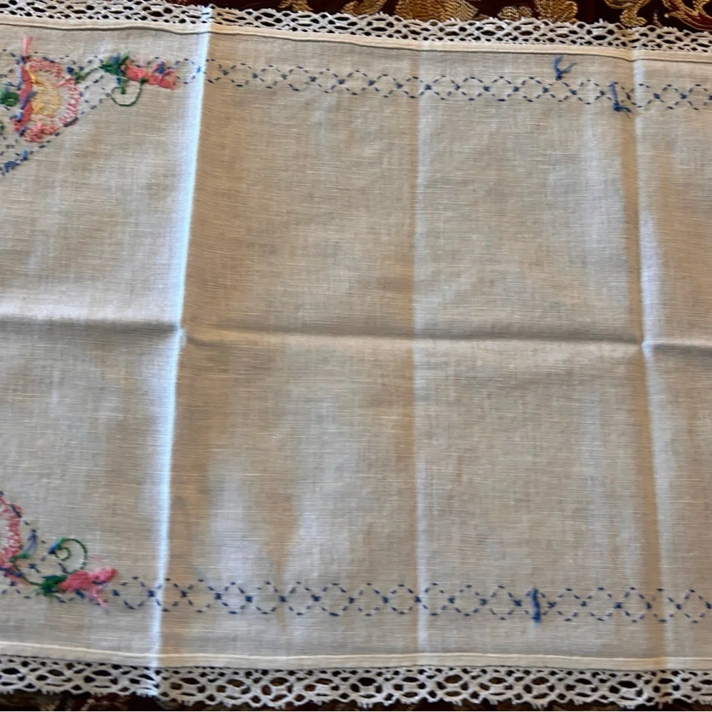 Vintage White Linen & Pink‎ Needlepoint Rose w/Lace Table Runner